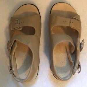 Ladies  Beige SAS Tripad Sandals SZ 8M EUC